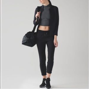 BNWOT Lululemon On the Fly crop pant 28”